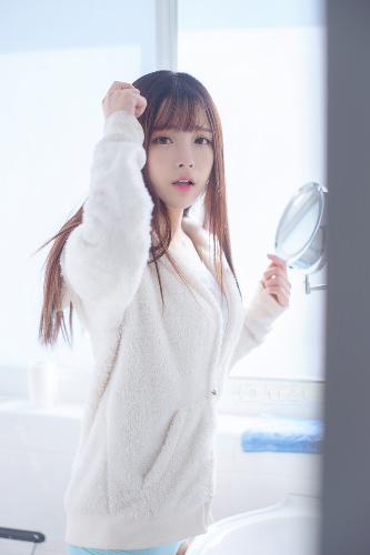 年轻的女孩在办公室推荐香水